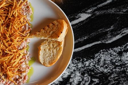 Тартар из говядины с картофелем пай и трюфельным майо