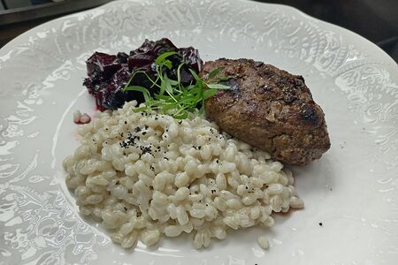 Котлета из рубленого мяса молодого бычка с царской кашей