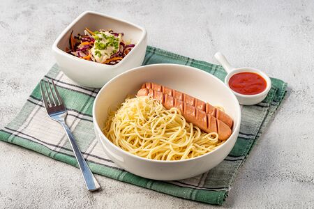 Спагетти с сыром, сосиски, салат Коул Слоу