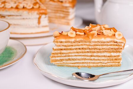 Торт медовый с орехами и карамелью