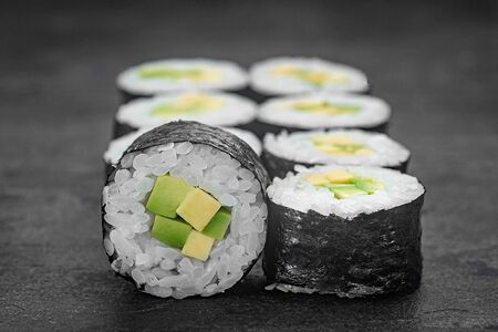 Ролл с авокадо