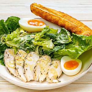 Салат Цезарь с романо и курицей