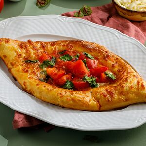 Хачапури по-аджарски с томатами