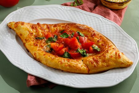 Хачапури по-аджарски с томатами