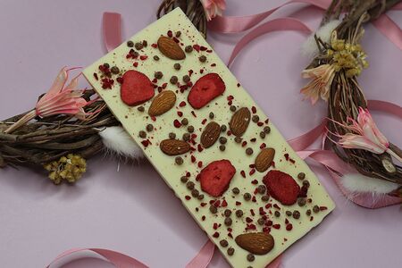 Белый шоколад с клубникой и миндалем