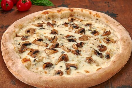 Пицца с грибами и трюфельной пастой