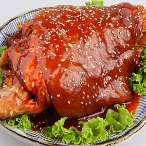 Свиная рулька в соевом соусе