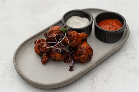 Куриные крылья в соусе шрирача