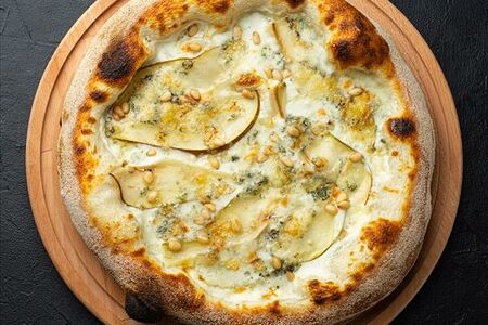 Пицца с грушей и горгонзолой