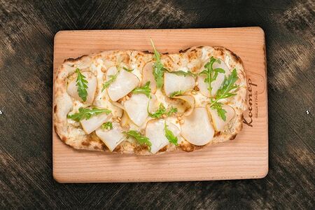 Пинса с грушей и горгондзолой 