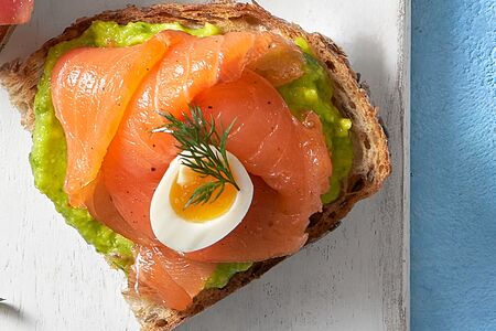 Брускетта с семгой, авокадо и яйцом пашот