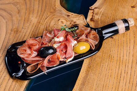 Ассорти сыровяленых деликатесов