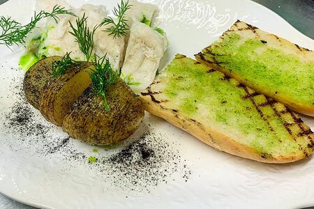 Солёная треска с багетом и картофелем конфи