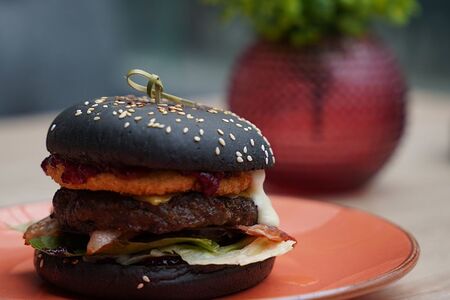 Черный бургер с говядиной
