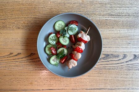 Куриный шашлычок, приготовленный в печи, со свежими овощами