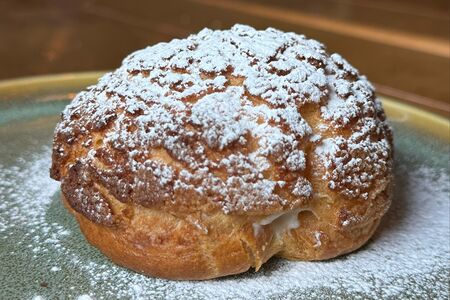 Булочка Шу с ванильным кремом 