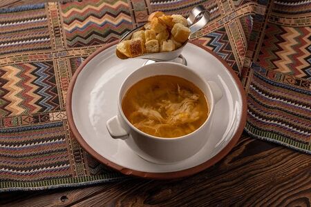 Куриная лапша с гренками