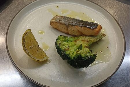 Лосось, брокколи, цитрусовый соус