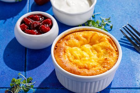 Творожная запеканка со сметаной и вишней