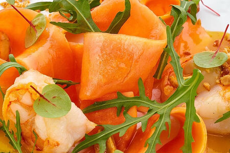 Салат из папайи с жареными креветками и соусом из арахиса