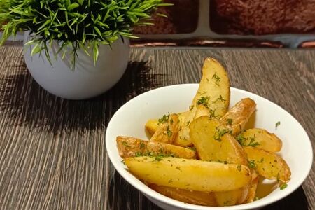 Картофель по-деревенски с зеленью и чесноком