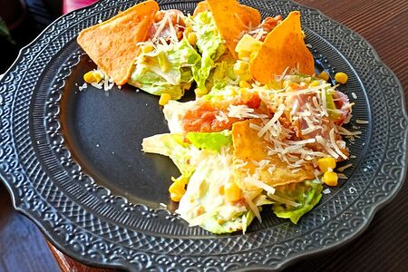 Цезарь с цыпленком и начос