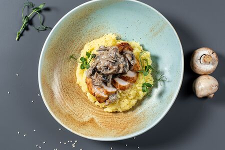 Куриное филе под сливочно-грибным соусом