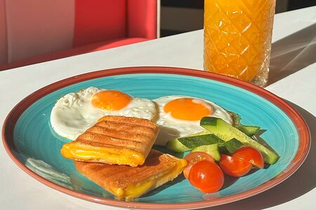 Глазунья или скрэмбл с панини 