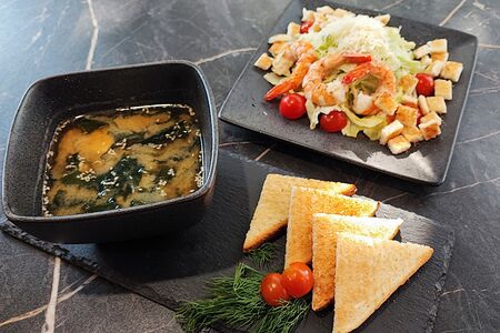 Комбо Мисо-суп, салат Цезарь, хлеб