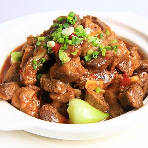 Тушеная говядина с грибами и капустой пак-чой