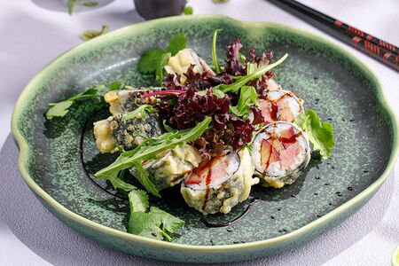 Ролл с тунцом и сезонной сливой