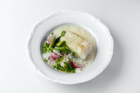 Палтус конфи со сморчками, спаржей и зеленым горошком