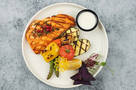 Стейк из лосося на гриле с сливочным соусом