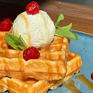 Вафля венская с шариком ванильного мороженого и карамелью