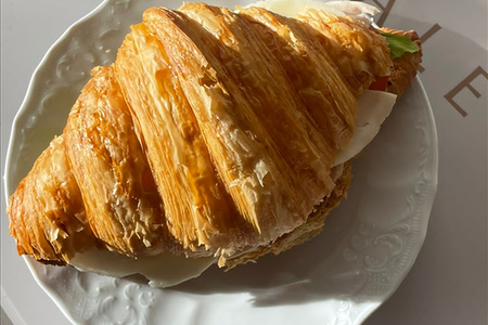 Круассан с ростбифом