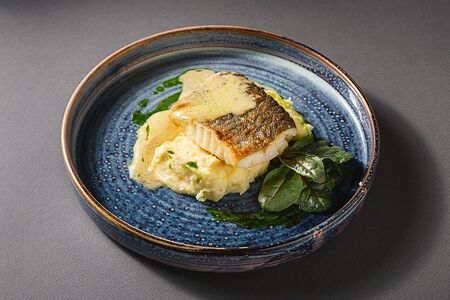 Филе мурманской трески с картофельным пюре и соусом берблан