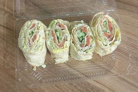 Рулетики из лаваша с творожным сыром и семгой