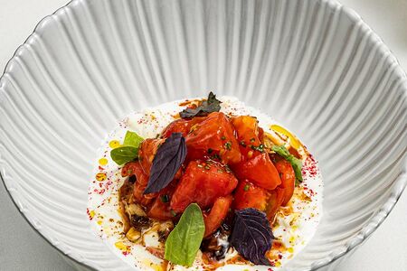 Сладкие томаты со страчателлой и копченым угрем