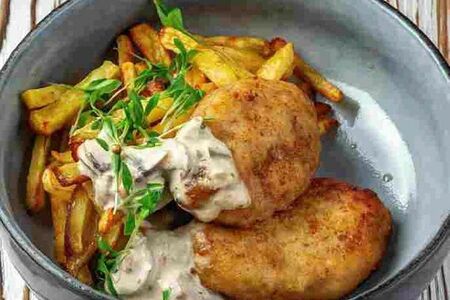 Котлеты из речной рыбы с жареной картошкой