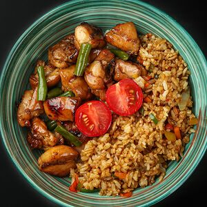 Красный дракон с курицей