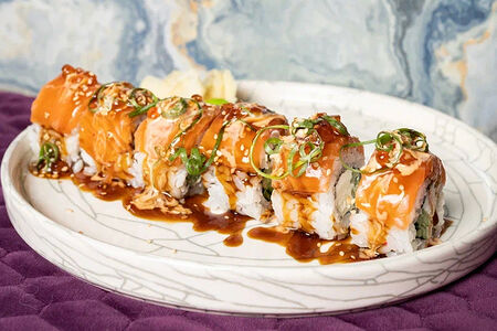 Ролл Филадельфия с мурманским лососем и икрой