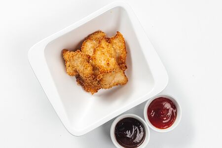 Куриные наггетсы с итальянским соусом и барбекю