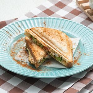 Сэндвич с куриными наггетсами, сыром, овощами и картофелем фри