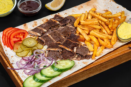 Донер с говядиной на тарелке