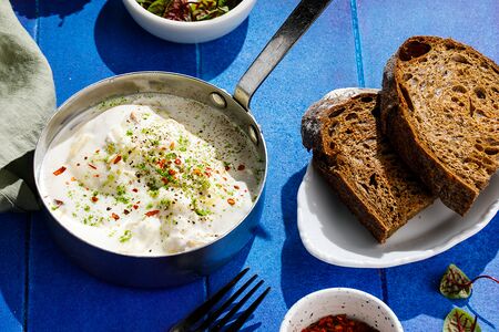 Запеченная яичница с луком-порей