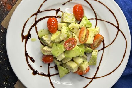 Салат с томатами черри, авокадо и сыром моцарелла