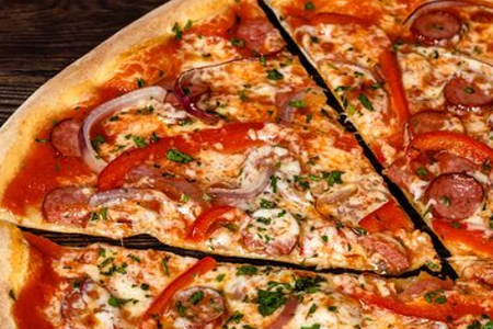 Пицца с охотничьими колбасками