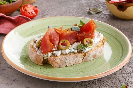 Брускетта с копченым тунцом и оливками