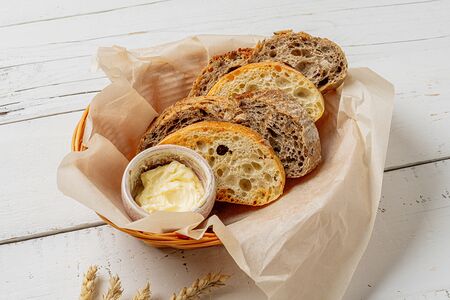 Хлебная корзина со сливочным маслом 