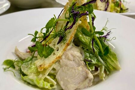 Римский салат с цыпленком, приготовленным на гриле